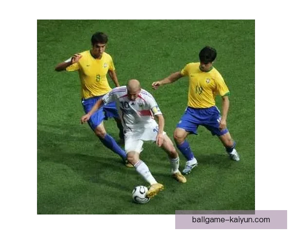 齐达内技术风格总结：多样化传球与出色控球能力的完美结合